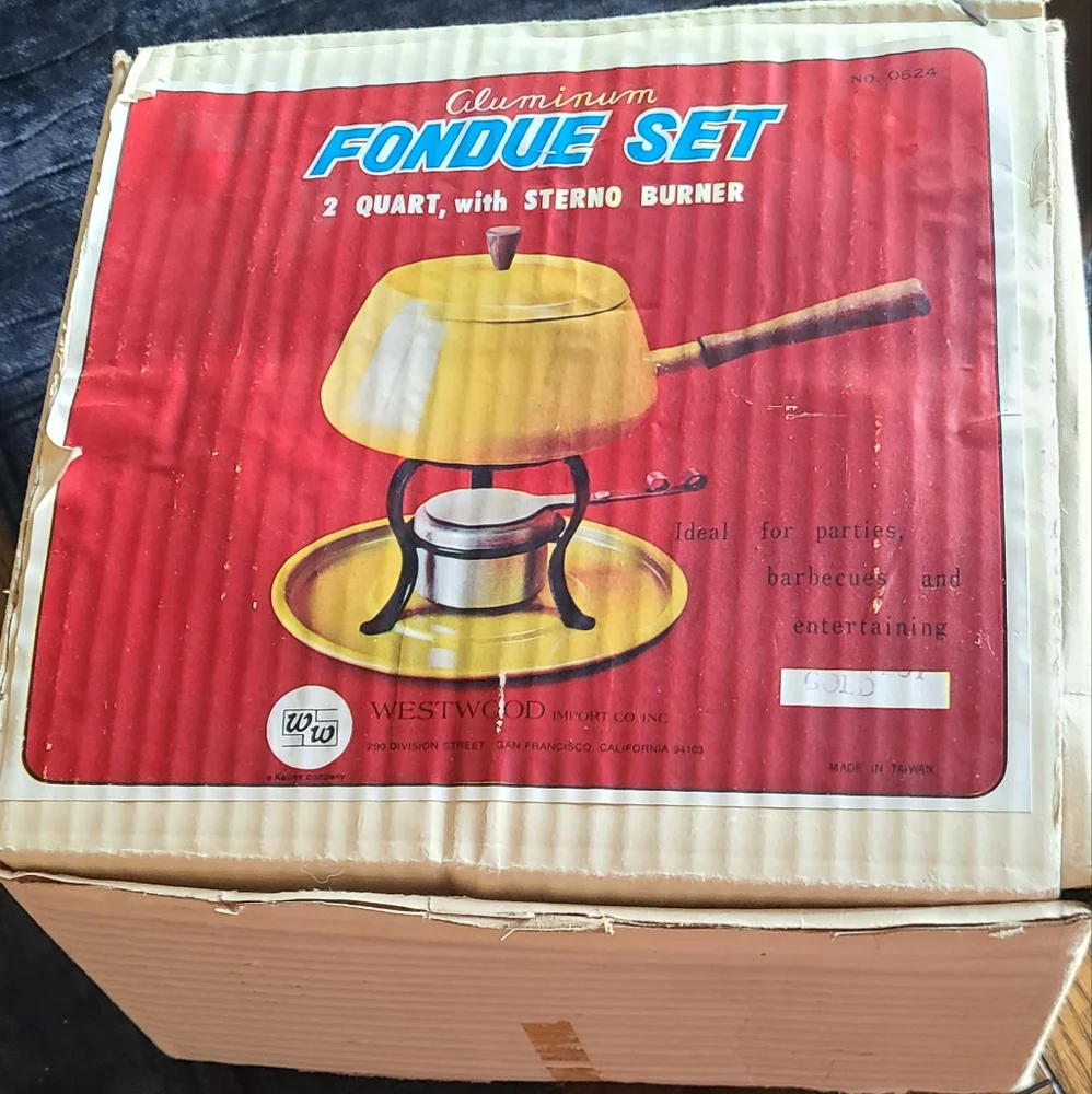 Vintage Harvest Gold Fondue pot New Old Stock. Box shows some age❤️